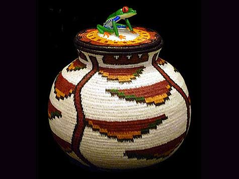 Woven lidded pot with frog handle - Costa Rican Wounaan tribe