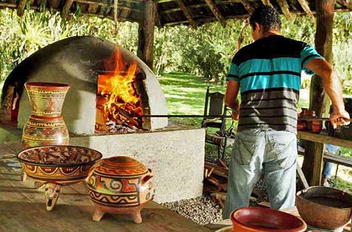 Boruca-pottery kiln,-indigenous-tribe of-Costa-Rica