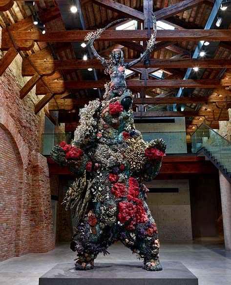 Damien-Hirst-The-warrior-and-the-Bear scuylpture
