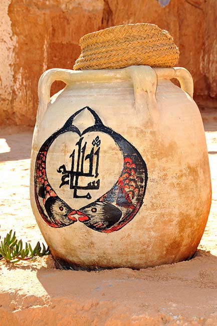 Dennis-Jarvis-flickr--Tunisian-pot with twin fishes motif