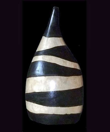 Lenca-ceramic-bottle in black and white