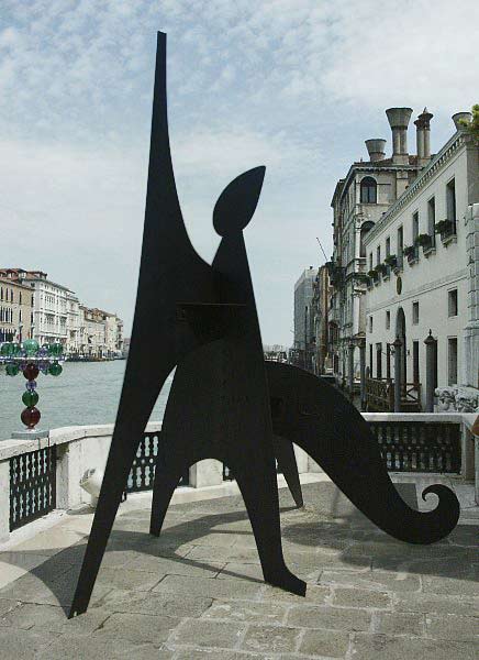 Alexander-Calder-metal-sculpture