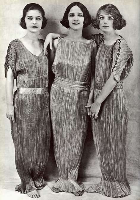 Isadora Duncan's daughters wearing Fortuny's Delphos dress.