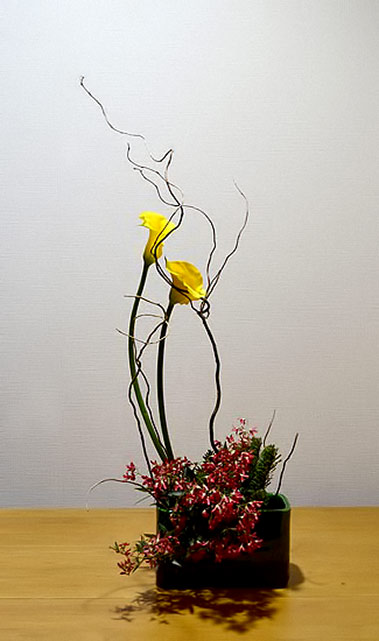 Aya-Sogetsu-school-of-ikebana - yellow flower 