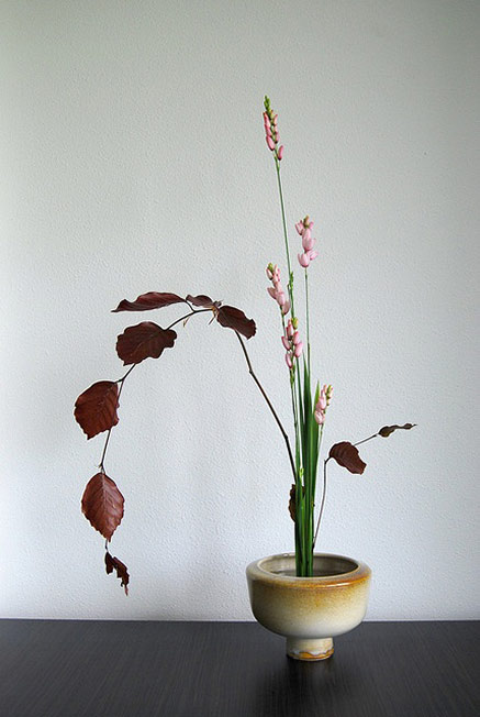 Ikebana--centerpiece-inspiration-flower-vases-flower-plants-Ikebana 'Red and pink fireworks' (Otomodachi)