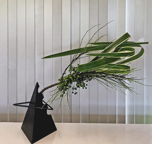 Pat's-Ikebana---Fruiting-branch-with-NZ-flax---2016