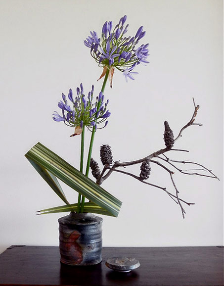 ikebana-Gunter-Black,-Australia-vessel by Jochen-Ruth