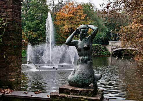 Leopold Park bathing Mermaid Statue.Photo © by Jan Poppe