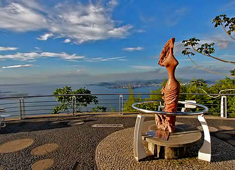 'Guanabara Mitológica'-sculpture by Remo Bernucci with elevated ocean views
