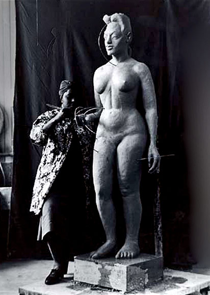 Harlem Renaissance sculptor Selma Burke sculpting