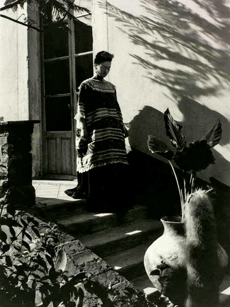 Frida-Kahlo-coming-down-the-stairs-Mexico,-1944