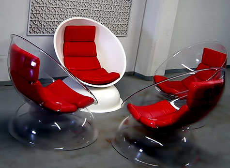 Space-Age-Furniture -- pod style in red and white
