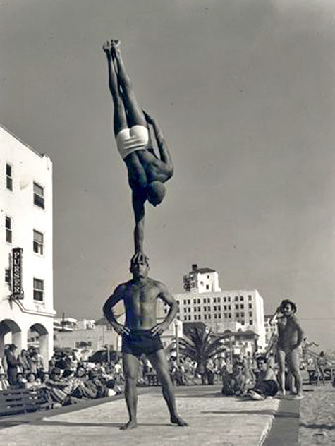 Muscle Beach, Venice,  California acrobatis