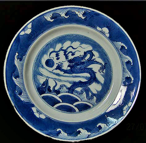 Blue and white dragon-plate-17th-century---Ken-CTHong-達觀-Flickr