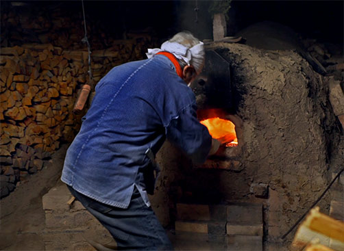 Yasuhisa Kohyama  using the anagama kiln he built