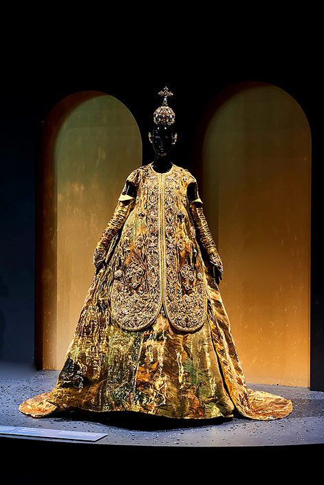 Golden-Goddess-Guo-Pei-(metallic fabric, silk, embroidery, crystals)-Tim-O’Connor-National-Gallery-of-Victoria-NGV - 