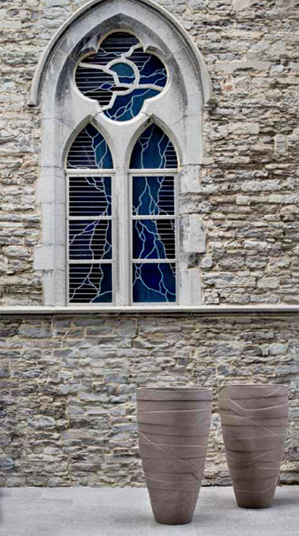 Atelier-Vierkant-AHP-planters at church window