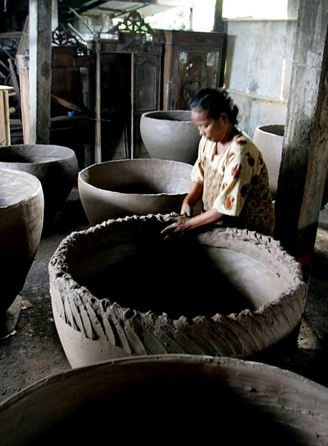 Traditional large pots Sabu-Terracotta-Pottery-at-Denpasar,-Bali,-in-2012--