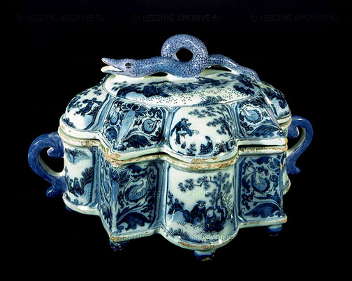 Eight sided Chinese porcelain box with snake lid handle