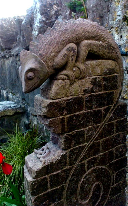 Iguana stone carving-on-wall