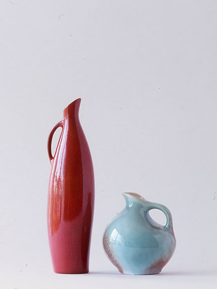 Red jug/vase Theodor Bogler design for Staatliche Majolika Manufaktur 1954