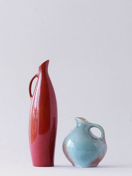 Vasen_Ost_und_West-Roter-Vasenkrug-Nr.-116-und-blaue-Vase-Nr Red jug/vase Theodor Bogler design for Staatliche Majolika Manufaktur 1954