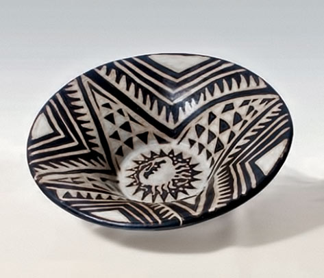 Black and white ceramic bowl 