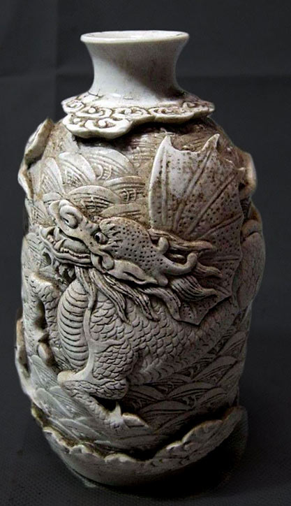 Ceramic snuff bottle with relief dragon