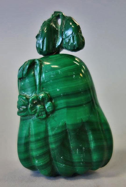 Chinese-carved green malachite gourd formed snuff bottle