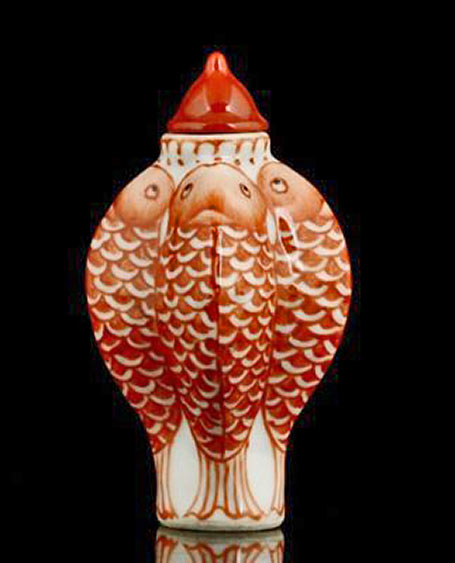 Chinese porcelain snuff bottle with fish design