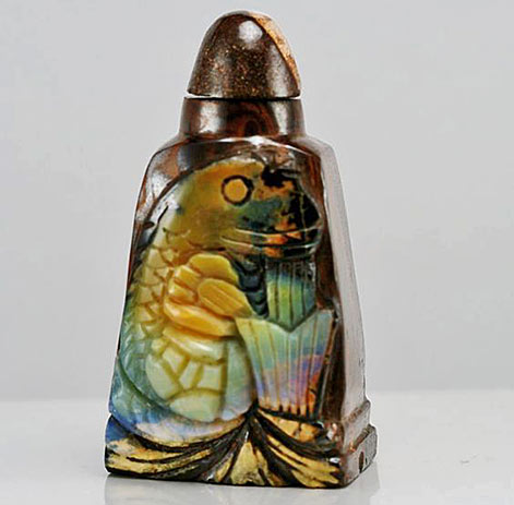 Opal-black snuff bottle