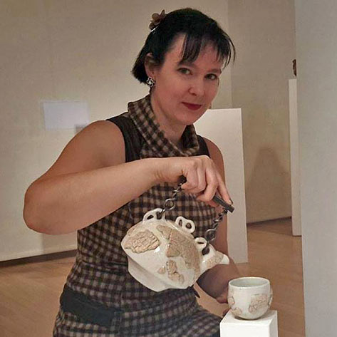 Mélanie Pageau pouring tea