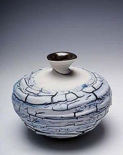 Lee-Hyang crackle glaze vessel