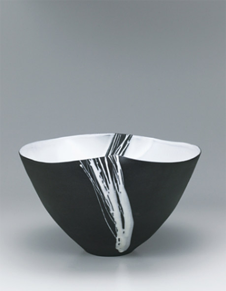 Black-bowl-with-white-earthen-glaze Japanese traditional art crafts