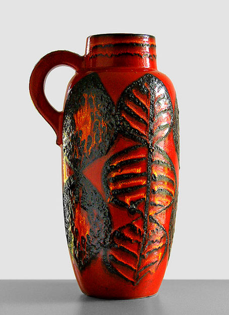 Scheurich-420-54---21 vase with handle Black lava glaze on red