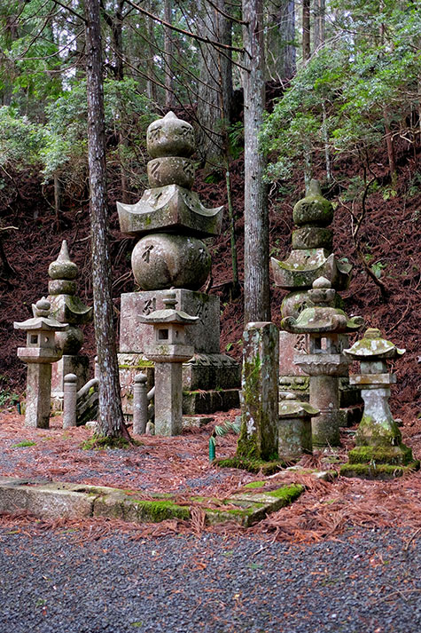 japan-koyasan-okunoin-cemetery-stone-monumentsStone-monuments-representing-the-five-elements-of-the-universe