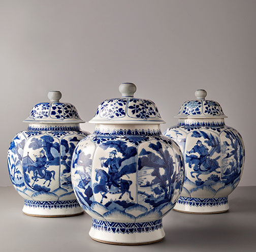 Vandavern-Oriental-Art Hunters A set of three porcelain jars and covers, with a globular body, short neck and an unusually high spreading foot China 1700 Vandavern Oriental 