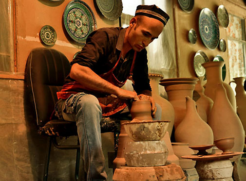 Uzbekistan Rishtan potter on wheel
