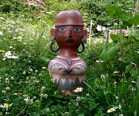 Akbal Morena Pez figure-vase in garden