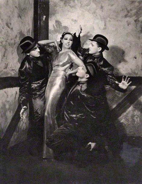 Josephine-Baker with dancers