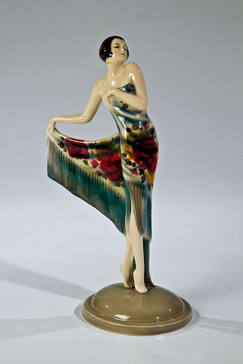 Tänzerin ''Spanischer Shawl'' Josef Lorenzl (Entwurf), Goldscheider, Wien, um 1928-29 Auf flach gewölbtem Rundsockel stehende Tänzerin (Dolores del Rio