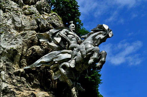 Alagir-gorge-on-the-Transcaucasian-highway.largest-equestrian-monuments-in-the-world,-and-it-weighs,-scary-to-say,-28-tons---