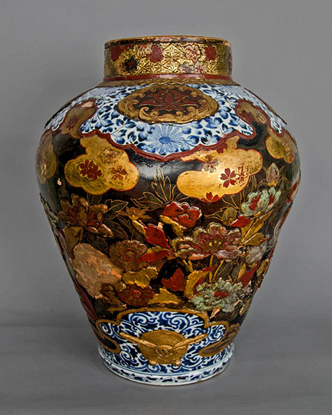 late 17th century Japanese Imari lacquered vase