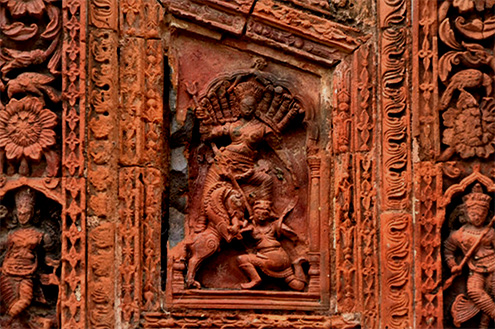 Goddess-Durga-on-the-wall-of-a-temple-in-Char-Bangla-Temple-complex,-Murshidabad,
