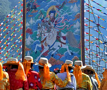Mosuo-celebrate-the-Mountain-goddess Mosuo-women-celebrate-the-Mountain-gioddess
