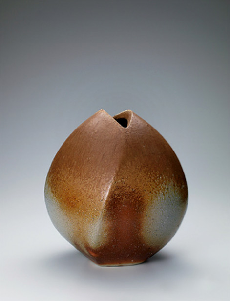 Bizen jar with irregular shape. Ryuichi Kakurezaki GALLERY JAPAN Japanese traditional art crafts