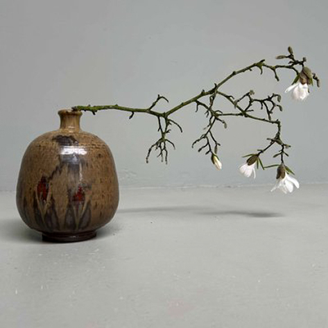 Decorative-ceramic,-(Hizen)-Kuromuta-Yaki,-ikebana-flower-vase-from-Japan.